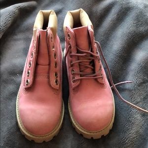 Girls timberland boots size 10. Missing a shoelace